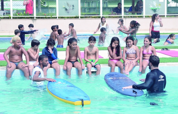 Praticando o surf na piscina