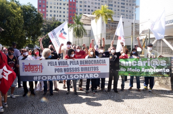 Cerca de 100 mil pessoas protestaram pelo impeachment de Bolsonaro, no Rio. Dirigentes do Sindicato dos Bancários participaram da manifestação