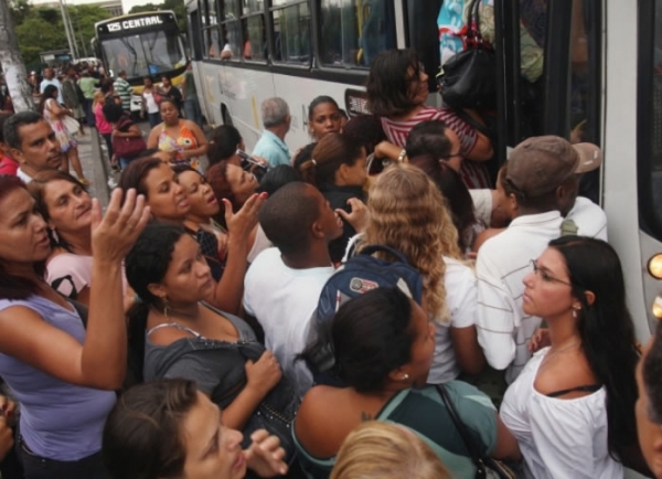 A MÁFIA DAS EMPRESAS DE ÔNIBUS - Rodoviários fazem greve por atraso de  salários e para receber 13º e cesta básica