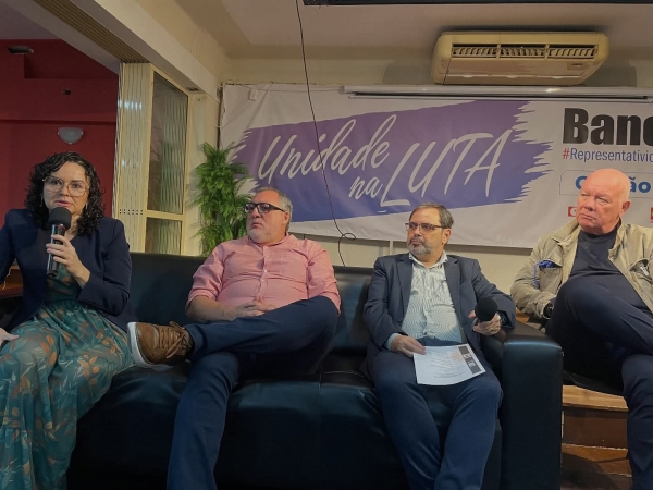 Juvandia Moreira (E) e Jos&eacute; Ferreira (segundo &agrave; direita) na mesa de abertura do evento da UNI Am&eacute;ricas Finan&ccedil;as, no audit&oacute;rio do Sindicato do Rio de Janeiro 