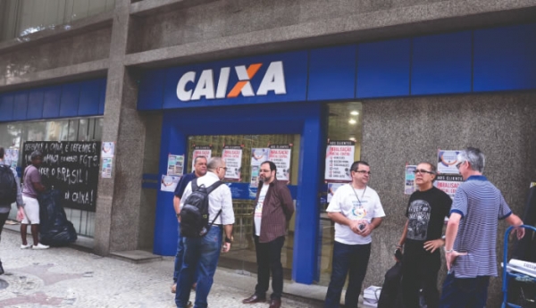 Êxito da mobilização confirma importância da unidade da categoria e da luta pelo fortalecimento cada vez maior do Sindicato  Vitória: pressão dos empregados barra transformação da Caixa em S/A