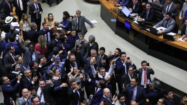 Parlamentares do Centr&atilde;o, da direita e extrema-direita, inclusive bolsonaristas, derrubaram taxa&ccedil;&atilde;o sobre bancos e fintechs 