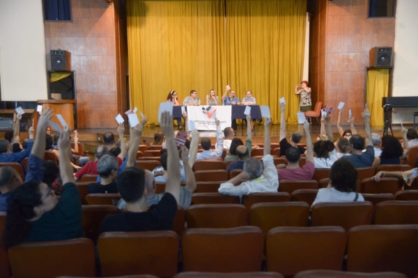 Por ampla maioria, assembleia aprova paralisação. Foto: Nando Neves.