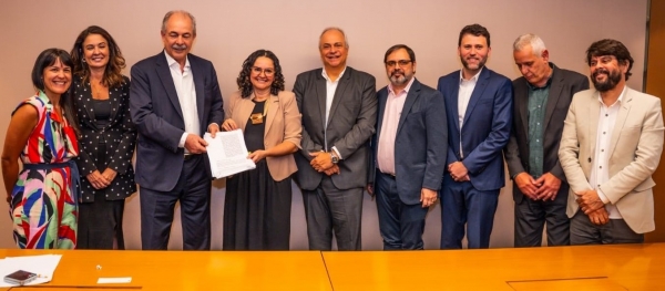 A presidenta da Contraf-CUT com o presidente do BNDES Aloizio Mercadante na assinatura dos dois novos acordos. Jos&eacute; Ferreira (sexto da esquerda para a direita) e Vin&iacute;cius Assump&ccedil;&atilde;o (pen&uacute;ltimo), al&eacute;m de representantes da Associa&ccedil;&atilde;o de Funcion&aacute;rios, tamb&eacute;m participaram da solenidade