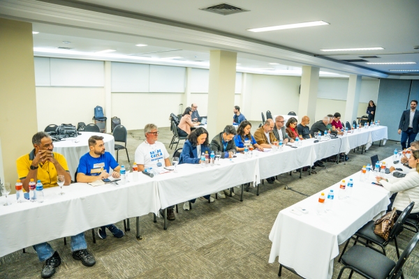 O Comando Nacional dos Banc&aacute;rios e a CEE-Caixa na negocia&ccedil;&atilde;o vitoriosa desta sexta-feira (10) com a Caixa: reajuste zero est&aacute; garantido 