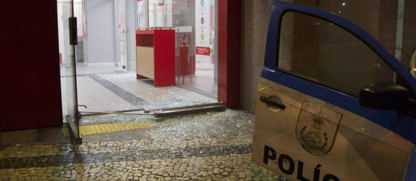 Mais duas agências atacadas, no Rio. Intervenção militar não melhorou a segurança pública. Foto:Ricardo Cassiano (AG.Globo)