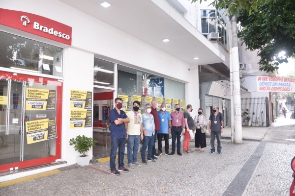 NA LUTA COM VOCÊ - Dirigentes sindicais no ato em frente à agência da Rua Pinto Figueiredo, na Tiuca. Bancários protestaram contra as demissões em massa