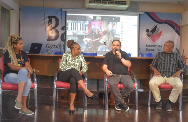 Na mesa de debates, as palestrantes Dani Balbi e Monica Santos, o presidente do Sindicato, José Ferreira e o diretor da Secretaria de Políticas Sociais, Robson Santos