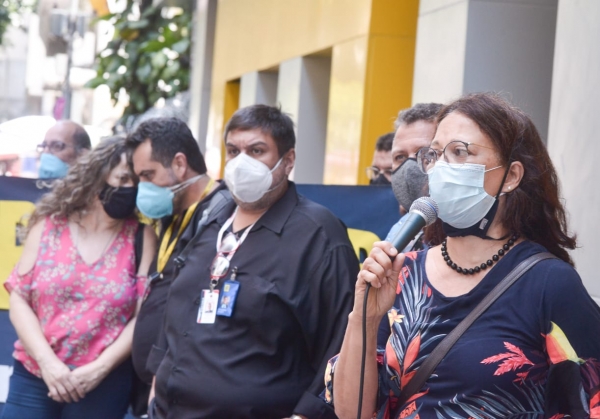 Rita Mota no protesto do Dia Naconal de luta, no Sedan. A sindicalista lembra que os bancários devem fazer valer a decisão judicial que garante o direito aos funcionários do grupo de risco, de permanecerem no teletrabalho