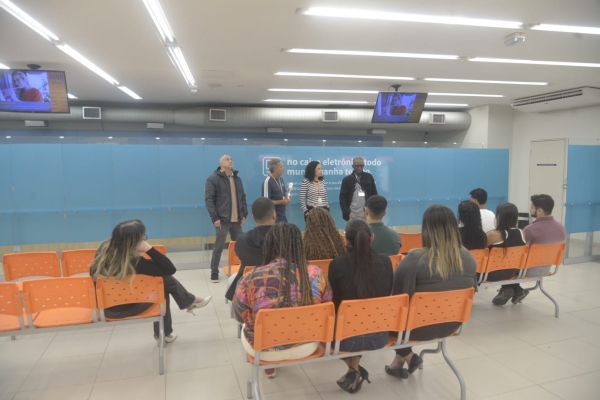 Dirigentes sindicais do Sindicato do Rio e da Federa-RJ durante a manifesta&ccedil;&atilde;o nas ag&ecirc;ncias do Ita&uacute; em Bonsucesso: solidariedade aos banc&aacute;rios demitidos 