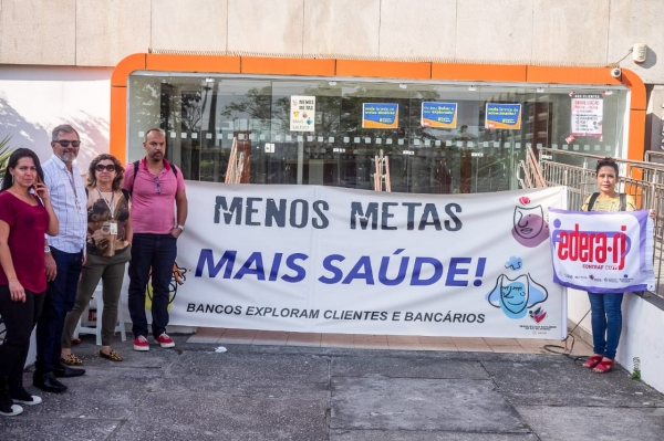 Protesto chamou atenção da população contra o aumento do número de adoecimento por causa das demissões e do assédio. Foto: Thiago Ripper.