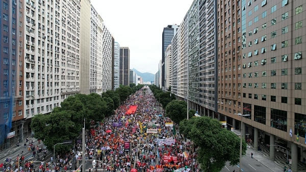 Protesto de 19 de junho ocupa as pistas da Avenida Presidente Vargas.