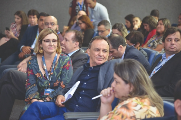 Rita Serrano (E) e Paulo Matileti no evento que lotou o auditório na Almirante Barroso. A unidade dos empregados,  junto ao Sindicato, garantiu importante vitória para os trabalhadores, que continuarão trabalhando no Centro do Rio