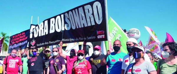 Bancários marcam  presença em protestos pelo impeachment de Bolsonaro