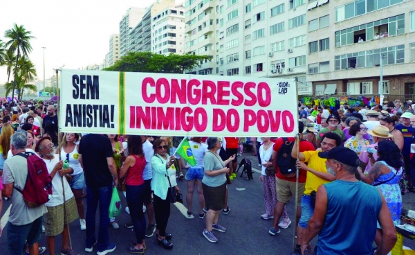As manifesta&ccedil;&otilde;es populares tomaram as ruas do pa&iacute;s no domingo (21) e mostraram que o povo mobilizado pode for&ccedil;ar o Congresso Nacional a aprovar pautas de interesse dos trabalhadores. Dirigentes sindicais banc&aacute;rios participaram dos protestos