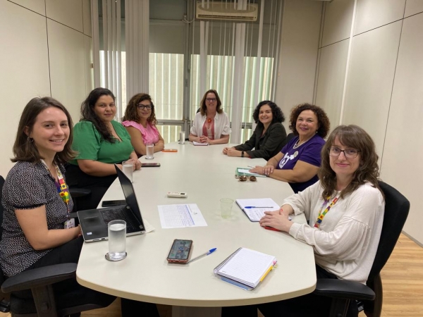 Da direita para a esquerda: Analine Almeida Specht (chefe de gabinete do Ministério da Mulher), Juneia Batista (secretária da Mulher Trabalhadora da CUT Nacional), Juvandia Moreira (presidenta da Contraf-CUT e vice-presidenta da CUT Nacional), Maria Helena Guarezi (secretária executiva do Ministério da Mulher), Neiva Ribeiro (presidenta do Sindicato dos Bancários de São Paulo, Osasco e Região), Fernanda Lopes (secretária da mulher da Contraf-CUT)