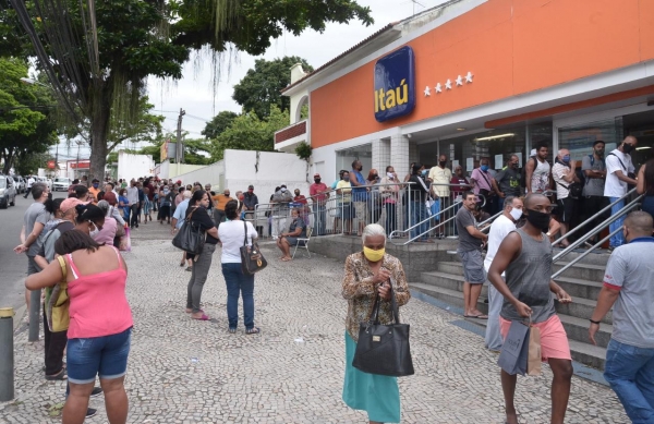 E POVO QUE SE DANE - Com as demissões em massa, uma cena que se repete nas agências, como nestas unidades do Bradesco e Itaú, no bairro de Campo Grande: enormes filas e desrespeito com clientes e usuários.