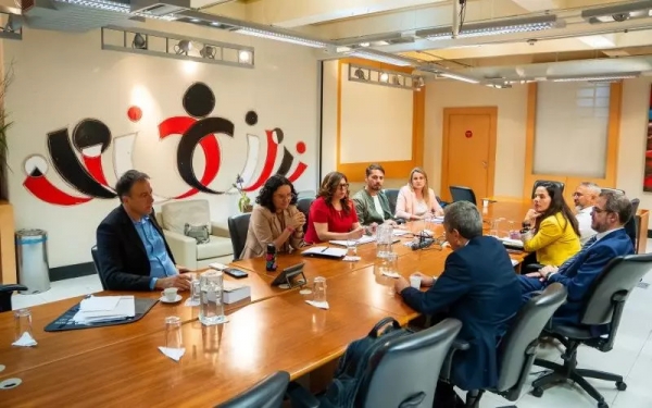 As coordenadoras do Comando Nacional, Juvandia Moeira e Neiva Ribeiro, participam da negocia&ccedil;&atilde;o. Foto: SeebSP.