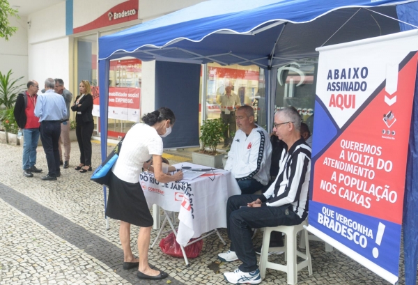 O Sindicato mantém a campanha, que já dura mais de um ano, contra demissões e pelo direito dos clientes e usuários ao atendimento presencial. Novamente teve coleta de assinaturas para um abaixo-assinado