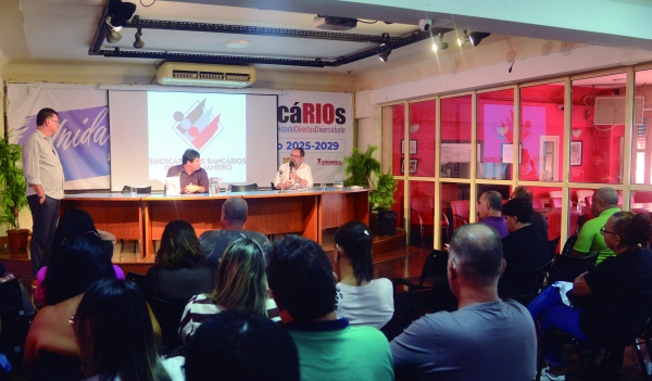 O psic&oacute;logo Rui Carlos Stockinger apresentou n&uacute;meros e os sintomas da s&iacute;ndrome de burnout em evento no Sindicato.  Muitos banc&aacute;rios e banc&aacute;rias na plateia se identificaram com os sintomas da doen&ccedil;a