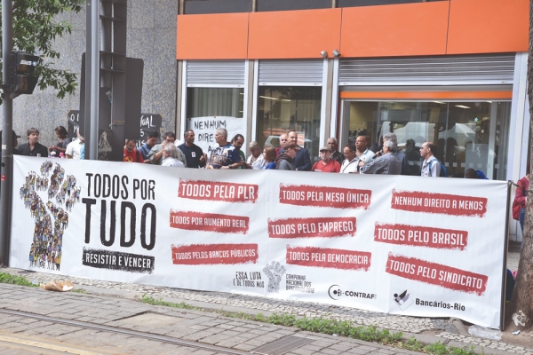 AUMENTO REAL E NENHUM DIREITO A MENOS - O Sindicato protestou contra o desrespeito  da Fenaban para com os bancários e convocou toda a categoria para fortalecer a mobilização nacional 