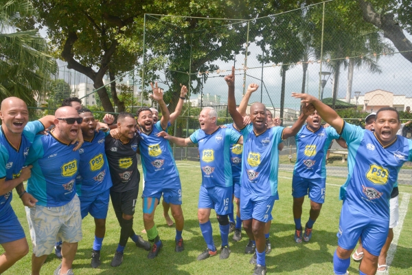 Os jogadores do Perdidos Às Quintas comemoram o título, após vencerem, nos pênaltis, o Bradesco Society Pileque 