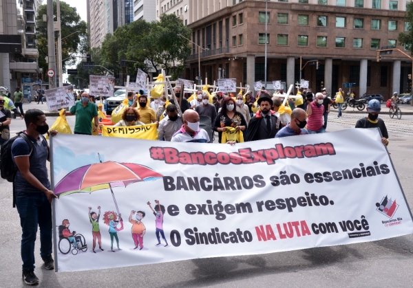 NENHUM DIREITO A MENOS - Bancários realizaram caminhada na Rio Branco, da Candelária até o prédio da Caixa Econômica Federal, na Avenida Almirante Barroso, em protesto contra a proposta dos bancos de reajuste zero, redução da PLR e retirada de direitos