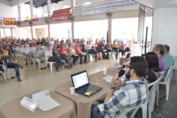 TUDO PELO EMPREGO - Para o assessor jurídico da Fetraf-RJ/ES, Bruno Moreno, com a ameaça da terceirização e a negociação individual, o empregado tende a se submeter a condições degradantes de trabalho e a remuneração reduzida para não perder o emprego