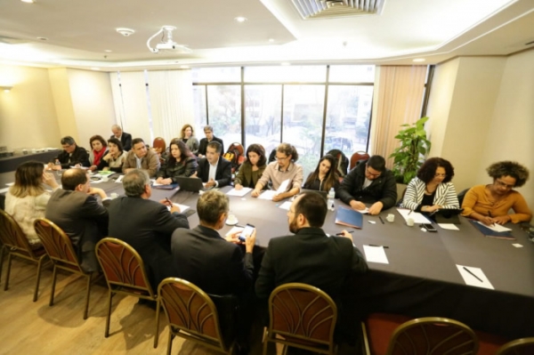 Legenda: Rita Mota (segunda, à direita), disse que é fundamental os funcionários manterem, junto com toda a categoria, a mobilização para avançar nas negociações