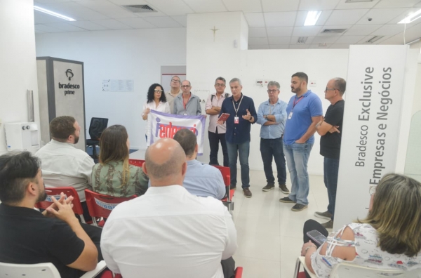 Dirigentes sindicais protestam na ag&ecirc;ncia da Volunt&aacute;rios da P&aacute;tria, 371, em Botafogo: Bradesco anunciou o fechamento da unidade para esta sexta-feira (19)