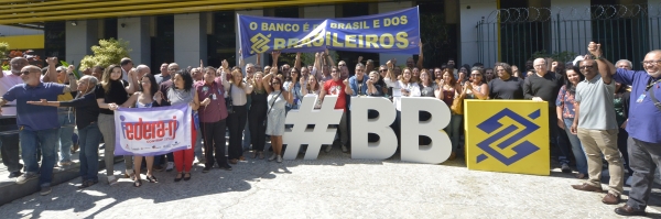 Funcion&aacute;rios e o Sindicato em defesa do Banco do Brasil enquanto empresa p&uacute;blica e contra os ataques da extrema-direita &agrave; institui&ccedil;&atilde;o: a dire&ccedil;&atilde;o do banco d&aacute; mau exemplo atacando os direitos dos banc&aacute;rios 