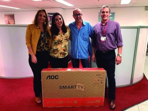 CAMPANHA DE SINDICALIZAÇÃO - O bancário do Bradesco, Renato José ganhou um monitor Full HD entregue pelo diretor Ronaldo Fernandes. E a sortuda Vanessa Arruda de Oliveira, também do Bradesco, levou para casa uma Smart TV 43’ (ao lado da presidenta Adriana Nalesso e dos diretores Wanderlei Souza e Leuver Ludolff