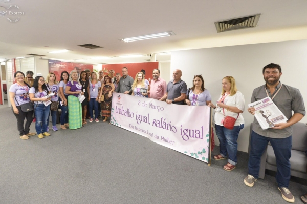 Dirigentes do Sindicato percorreram agências no Meier, numa bonita homenagem às bancária e a todas as mulheres. As funcionárias e clientes adoraram