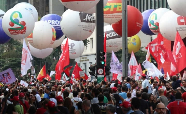 Trabalhadores comemoram a suspensão da reforma, mas vão seguir com manifestações