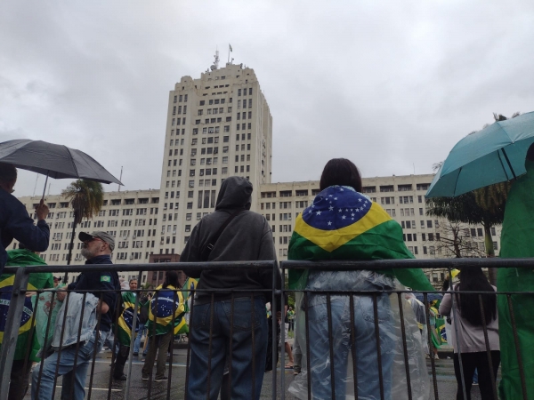 Bolsonaristas, inconformados com a derrota, foram aos quartéis pedir um golpe e intervenção militar. No QG do Rio, na Presidente Vargas, no Centro, os manifestantes reivindicaram a volta da ditadura, no Dia de Finados