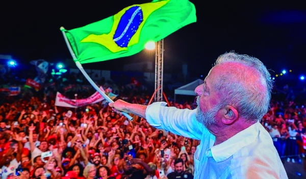 DESAFIOS EM 2023 - Lula tem o desafio de pacificar o país, reconstruir a economia e as políticas públicas, combater a fome de 33 milhões de brasileiros e recuperar a imagem do Brasil no exterior ante uma herança de recessão econômica, explosão dos gastos públicos com o uso da máquina por Bolsonaro e a divisão do país pelo ódio e a intolerância