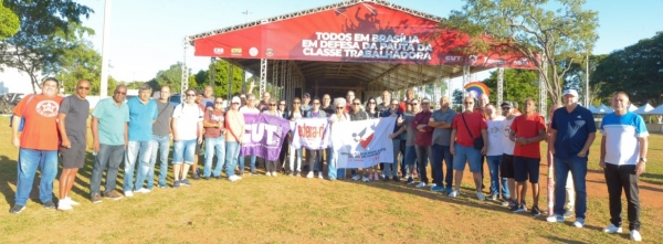 Dirigentes sindicais bancários e funcionários do Sindicato do Rio na concentração para a Marcha das Centrais Sindicais, em Brasília, na manhã desta quarta-feira (22)