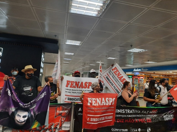 Pressão começou cedo no aeroporto de Brasília. À tarde ato está sendo feito dentro da Câmara dos Deputados