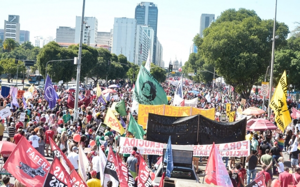 No Rio, a multidão percorreu a Avenida Presidente Vargas exigindo o ‘Fora, Bolsonaro’. Protestos ocorreram em pelo menos 25 estados do Brasil e no DF