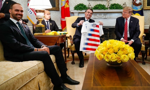 Os ataques contra o pix para beneficiar empresas americanas e o tarifaço de 50% do presidente dos EUA Donald Trump contra produtos brasileiros contam com o apoio da família Bolsonaro e da extrema-direita brasileira