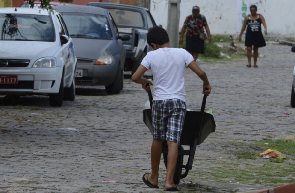 Deputada bolsonarista quer acabar com a infância legalizando o trabalho infantil