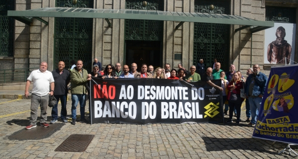 Diretores do Sindicato dos Banc&aacute;rios do Rio protestaram contra os ataques da dire&ccedil;&atilde;o do BB aos direitos do funcionalismo. A atividade aconteceu em frente ao Centro Cultural Banco do Brasil (CCBB)