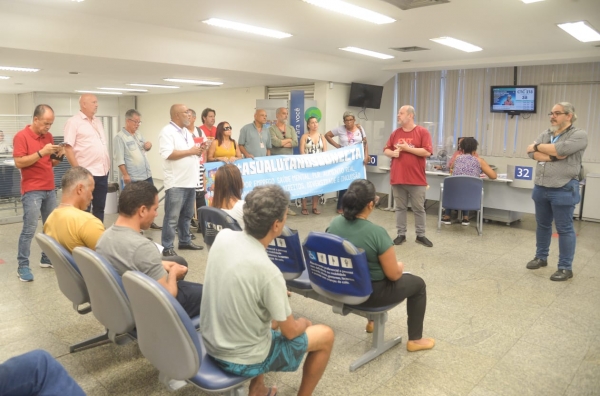 Rogério Campanate e Sérgio Amorim na agência da Caixa, em Campo Grande: superlotação prejudica a população e os bancários. Os clientes apoiaram a manifestação da categoria 