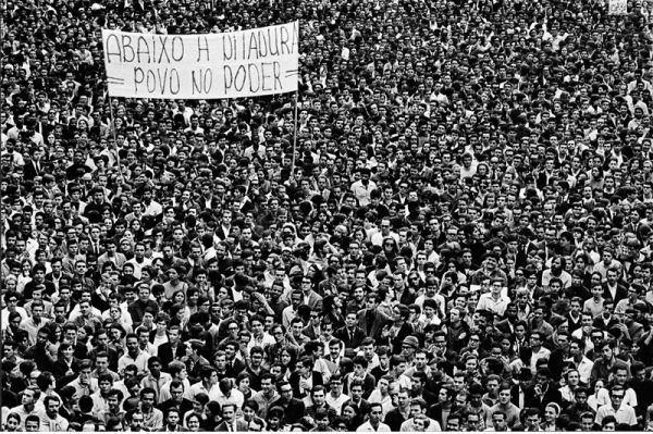 A passeata dos cem mil, no Rio de Janeiro, foi o ponto alto da luta por liberdades democráticas no ano de 1968