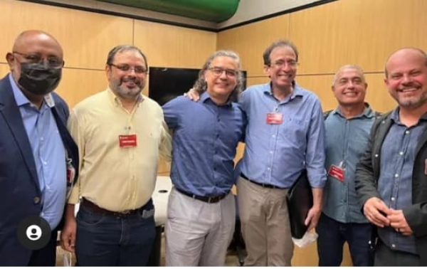 Almir Aguiar (E), José Ferreira, o presidente eleito da AFBNDES Arthur Koblitz e dirigentes da associação, além de Rogério Campanate, durante a cerimônia de posse 