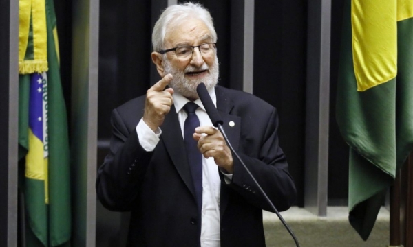 O deputado Federal Ivan Valente (PSOL-SP) é o autor do requerimento da audiência pública para derrotar projeto que prevê trabalho nos finais de semana para bancários