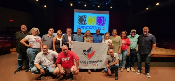 A delegação dos bancários e bancárias do Rio no Seminário Nacional Ampliado da categoria, ao lado do deputado federal Reimont (PT-RJ) – à esquerda de José Ferreira: preparação para a Marcha da Classe Trabalhadora, que acontecerá em Brasília, nesta terça-feira (29)