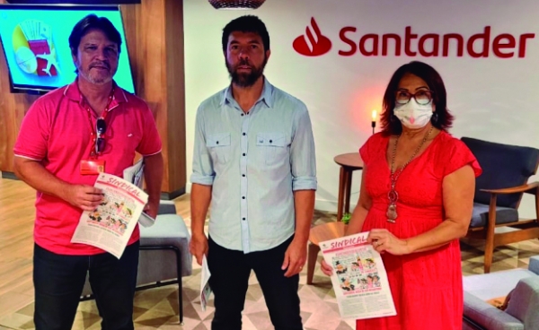 CONTRA-ATAQUE - Os diretores do Sindicato do Rio,  Marcos Vicente, Adriano Garcia e Fátima Guimarães,  no Dia Nacional de Luta do Santander