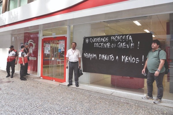 Dirigentes sindicais durante a paralisação parcial de agências do Centro, que contou com a adesão total dos bancários. 