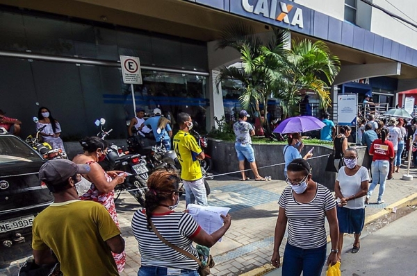 A redução no número de empregados da Caixa aumenta as aglomerações nas agências de todo o país em tempos de pandemia. A situação foi denunciada pelos bancários em audiência pública na Câmara dos Deputados